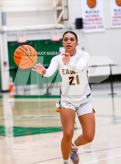 Thumbnail 2 in Barrington vs. Chariho (RIIL Elite 8) photogallery.