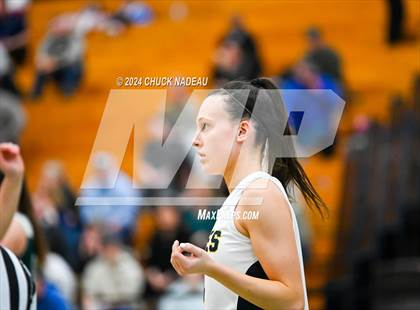 Thumbnail 1 in Barrington vs. Chariho (RIIL Elite 8) photogallery.