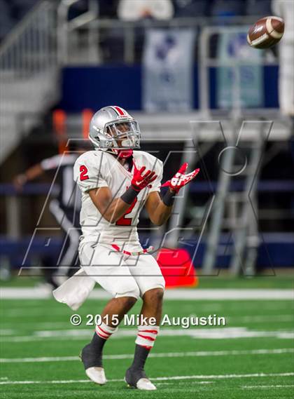 Thumbnail 3 in Lone Star vs. Marshall (UIL 5A D2 Regional Playoff) photogallery.