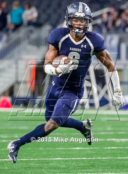 Thumbnail 3 in Lone Star vs. Marshall (UIL 5A D2 Regional Playoff) photogallery.
