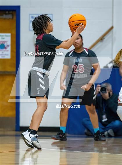 Thumbnail 2 in Seventy-First vs. Trinity Christian (MLK Dream Jam) photogallery.
