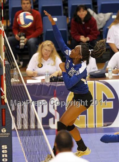 Thumbnail 2 in Sacred Heart Prep vs. La Jolla Country Day (CIF D4 State Final) photogallery.
