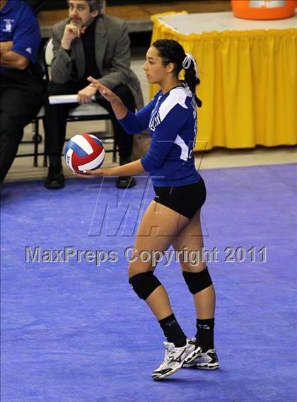 Thumbnail 3 in Sacred Heart Prep vs. La Jolla Country Day (CIF D4 State Final) photogallery.