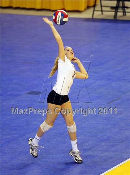 Thumbnail 2 in Sacred Heart Prep vs. La Jolla Country Day (CIF D4 State Final) photogallery.