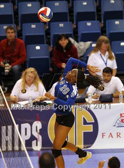 Thumbnail 1 in Sacred Heart Prep vs. La Jolla Country Day (CIF D4 State Final) photogallery.