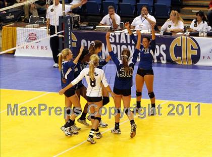 Thumbnail 2 in Sacred Heart Prep vs. La Jolla Country Day (CIF D4 State Final) photogallery.
