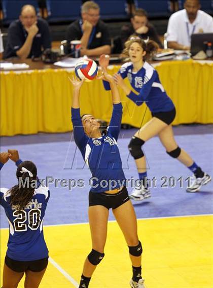 Thumbnail 2 in Sacred Heart Prep vs. La Jolla Country Day (CIF D4 State Final) photogallery.
