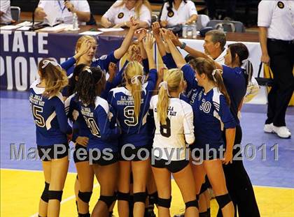 Thumbnail 2 in Sacred Heart Prep vs. La Jolla Country Day (CIF D4 State Final) photogallery.