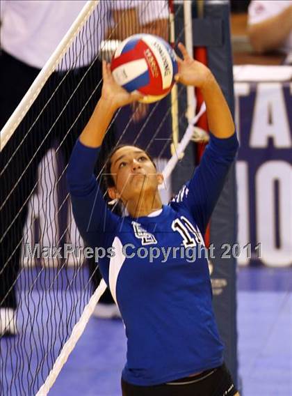 Thumbnail 3 in Sacred Heart Prep vs. La Jolla Country Day (CIF D4 State Final) photogallery.