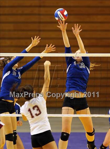 Thumbnail 3 in Sacred Heart Prep vs. La Jolla Country Day (CIF D4 State Final) photogallery.