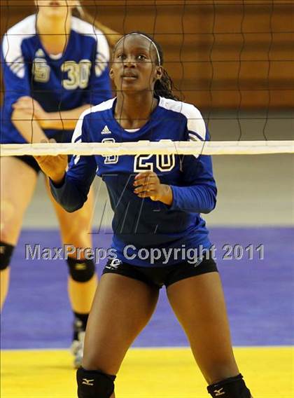 Thumbnail 1 in Sacred Heart Prep vs. La Jolla Country Day (CIF D4 State Final) photogallery.