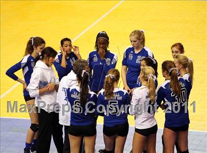 Thumbnail 2 in Sacred Heart Prep vs. La Jolla Country Day (CIF D4 State Final) photogallery.
