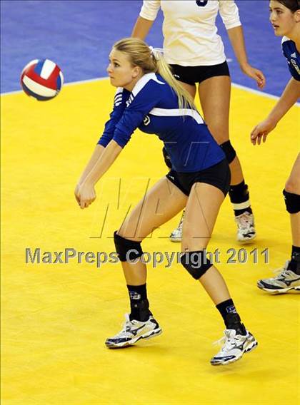 Thumbnail 2 in Sacred Heart Prep vs. La Jolla Country Day (CIF D4 State Final) photogallery.