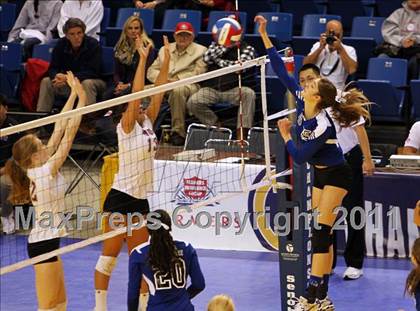 Thumbnail 1 in Sacred Heart Prep vs. La Jolla Country Day (CIF D4 State Final) photogallery.