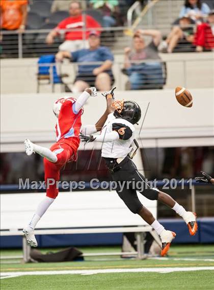 Thumbnail 3 in Cocoa vs. Skyline (Kirk Herbstreit National Kickoff Classic) photogallery.