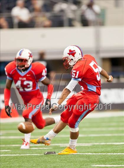 Thumbnail 2 in Cocoa vs. Skyline (Kirk Herbstreit National Kickoff Classic) photogallery.
