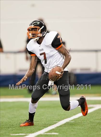Thumbnail 3 in Cocoa vs. Skyline (Kirk Herbstreit National Kickoff Classic) photogallery.