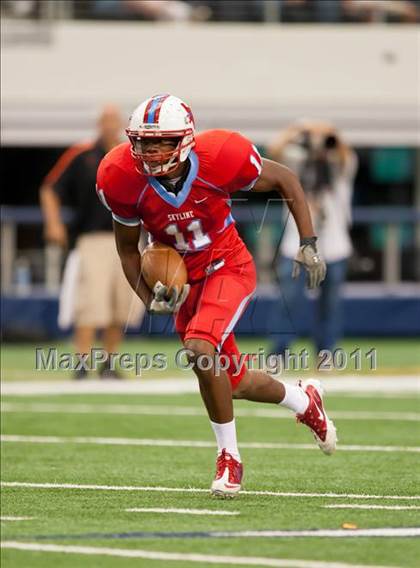 Thumbnail 1 in Cocoa vs. Skyline (Kirk Herbstreit National Kickoff Classic) photogallery.