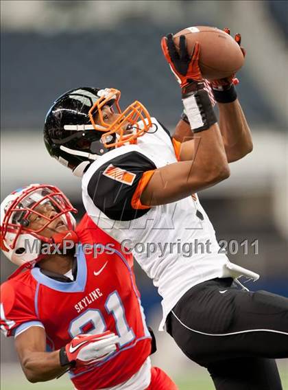 Thumbnail 2 in Cocoa vs. Skyline (Kirk Herbstreit National Kickoff Classic) photogallery.
