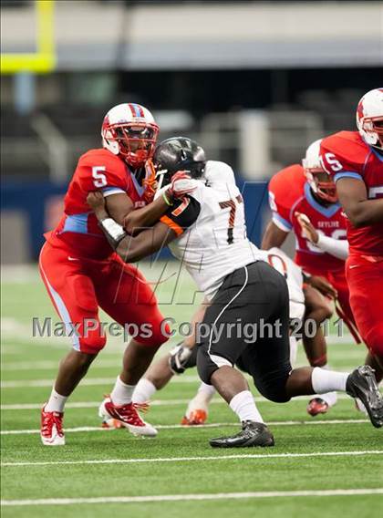 Thumbnail 3 in Cocoa vs. Skyline (Kirk Herbstreit National Kickoff Classic) photogallery.