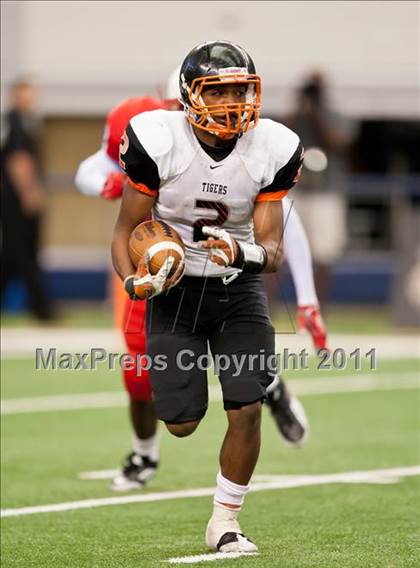 Thumbnail 2 in Cocoa vs. Skyline (Kirk Herbstreit National Kickoff Classic) photogallery.
