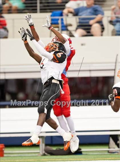 Thumbnail 2 in Cocoa vs. Skyline (Kirk Herbstreit National Kickoff Classic) photogallery.