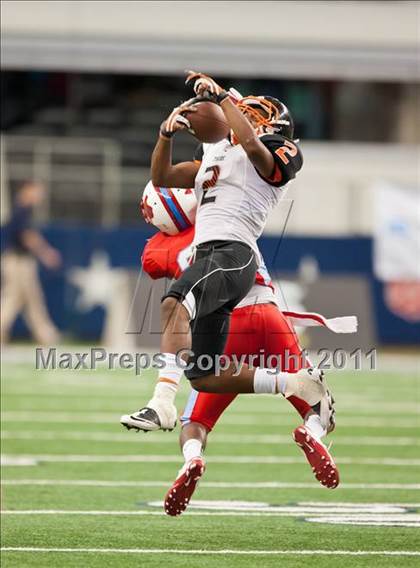Thumbnail 2 in Cocoa vs. Skyline (Kirk Herbstreit National Kickoff Classic) photogallery.