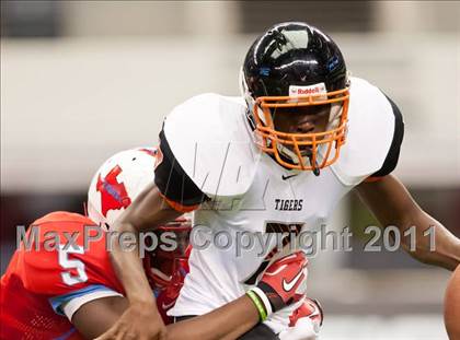 Thumbnail 2 in Cocoa vs. Skyline (Kirk Herbstreit National Kickoff Classic) photogallery.