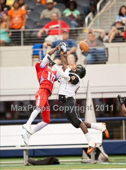 Thumbnail 2 in Cocoa vs. Skyline (Kirk Herbstreit National Kickoff Classic) photogallery.