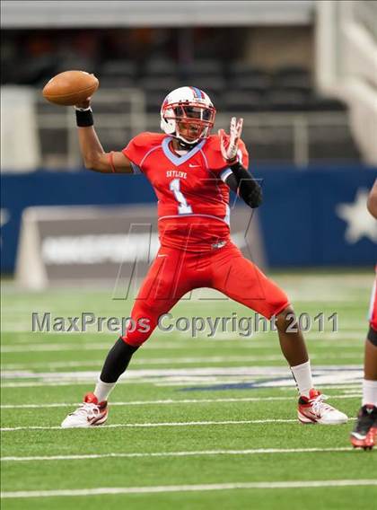 Thumbnail 1 in Cocoa vs. Skyline (Kirk Herbstreit National Kickoff Classic) photogallery.