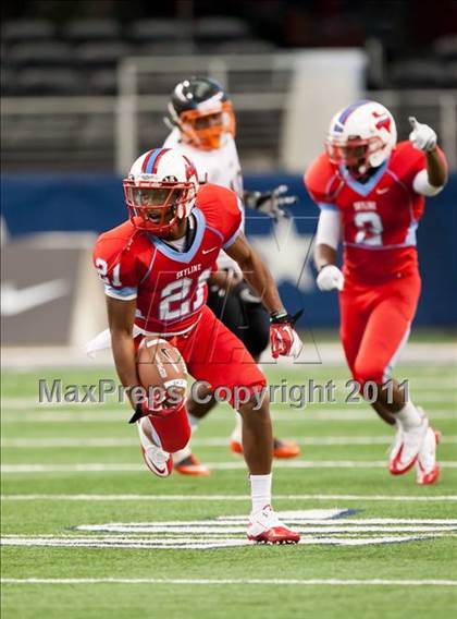 Thumbnail 1 in Cocoa vs. Skyline (Kirk Herbstreit National Kickoff Classic) photogallery.