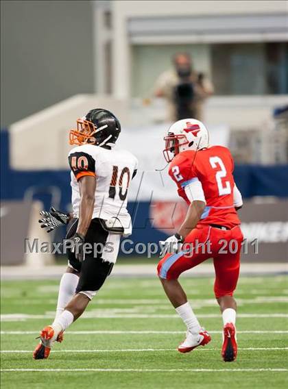 Thumbnail 1 in Cocoa vs. Skyline (Kirk Herbstreit National Kickoff Classic) photogallery.
