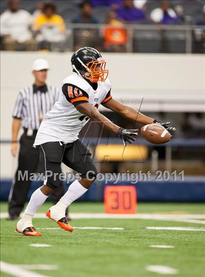 Thumbnail 3 in Cocoa vs. Skyline (Kirk Herbstreit National Kickoff Classic) photogallery.