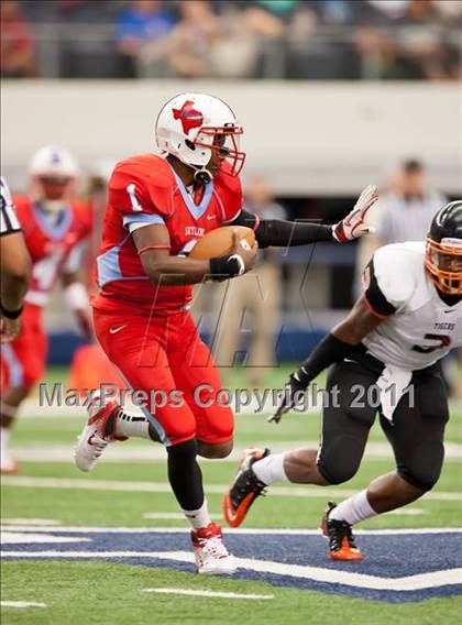 Thumbnail 2 in Cocoa vs. Skyline (Kirk Herbstreit National Kickoff Classic) photogallery.
