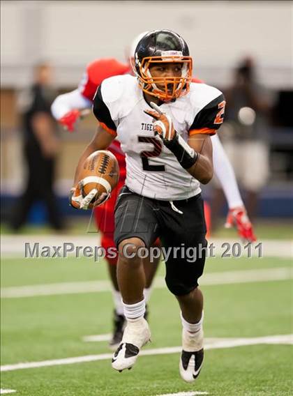Thumbnail 3 in Cocoa vs. Skyline (Kirk Herbstreit National Kickoff Classic) photogallery.