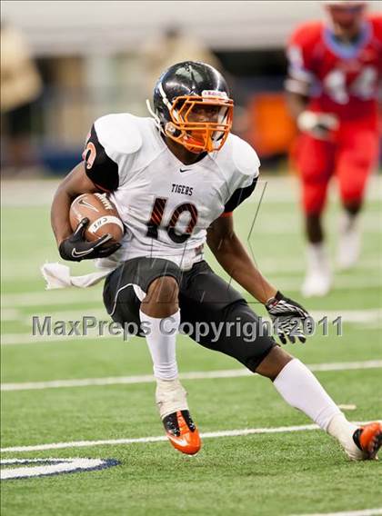 Thumbnail 2 in Cocoa vs. Skyline (Kirk Herbstreit National Kickoff Classic) photogallery.
