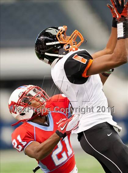Thumbnail 1 in Cocoa vs. Skyline (Kirk Herbstreit National Kickoff Classic) photogallery.