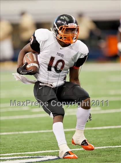 Thumbnail 1 in Cocoa vs. Skyline (Kirk Herbstreit National Kickoff Classic) photogallery.