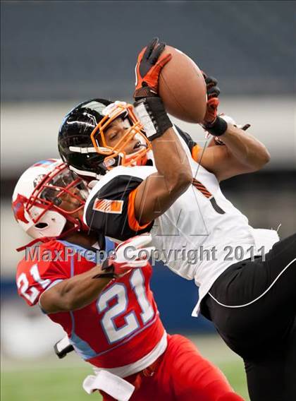 Thumbnail 3 in Cocoa vs. Skyline (Kirk Herbstreit National Kickoff Classic) photogallery.