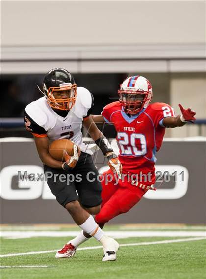 Thumbnail 2 in Cocoa vs. Skyline (Kirk Herbstreit National Kickoff Classic) photogallery.