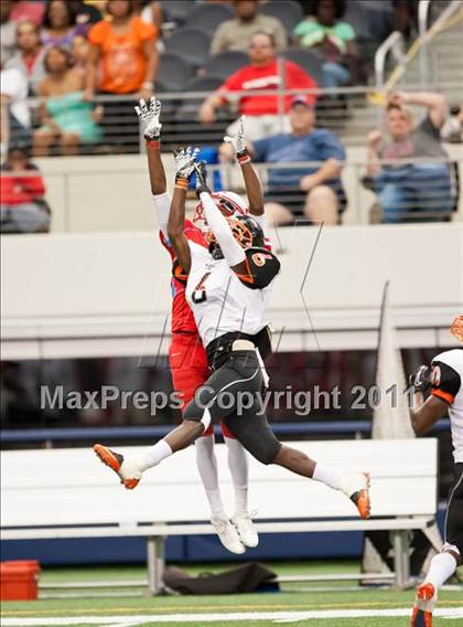 Thumbnail 3 in Cocoa vs. Skyline (Kirk Herbstreit National Kickoff Classic) photogallery.