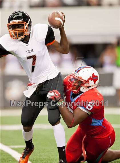 Thumbnail 2 in Cocoa vs. Skyline (Kirk Herbstreit National Kickoff Classic) photogallery.