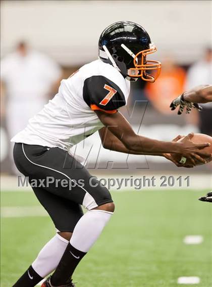 Thumbnail 1 in Cocoa vs. Skyline (Kirk Herbstreit National Kickoff Classic) photogallery.
