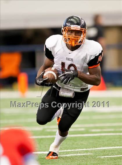 Thumbnail 2 in Cocoa vs. Skyline (Kirk Herbstreit National Kickoff Classic) photogallery.