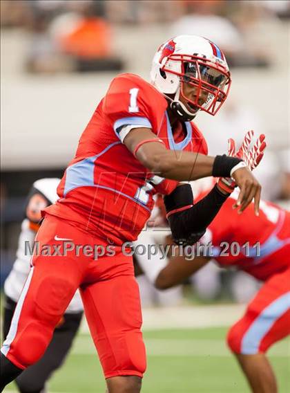 Thumbnail 3 in Cocoa vs. Skyline (Kirk Herbstreit National Kickoff Classic) photogallery.