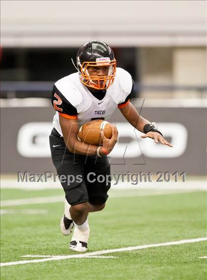 Thumbnail 3 in Cocoa vs. Skyline (Kirk Herbstreit National Kickoff Classic) photogallery.