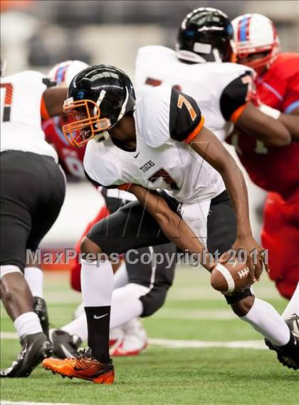 Thumbnail 3 in Cocoa vs. Skyline (Kirk Herbstreit National Kickoff Classic) photogallery.