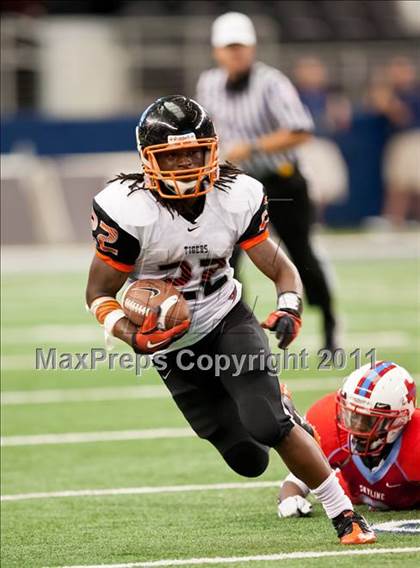 Thumbnail 2 in Cocoa vs. Skyline (Kirk Herbstreit National Kickoff Classic) photogallery.