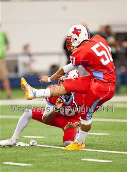 Thumbnail 2 in Cocoa vs. Skyline (Kirk Herbstreit National Kickoff Classic) photogallery.