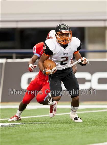 Thumbnail 2 in Cocoa vs. Skyline (Kirk Herbstreit National Kickoff Classic) photogallery.